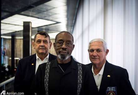 همان سه سرباز پرچم را به اهتزاز در می آورند