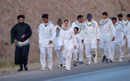 پیاده روی زائران حرم مطهر حضرت علی ابن موسی الرضا (ع(