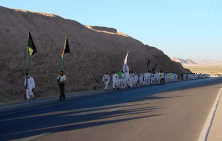پیاده روی زائران حرم مطهر حضرت علی ابن موسی الرضا (ع(