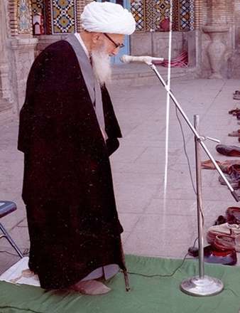 آیت‌الله‌العظمی اراکی در حال اقامه نماز در عرفات