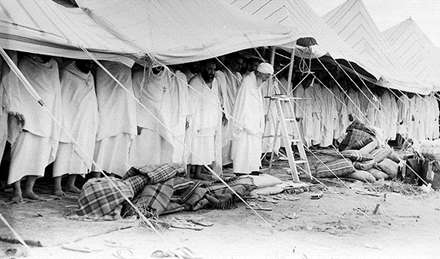 آیت‌الله‌العظمی اراکی در حال اقامه نماز در عرفات