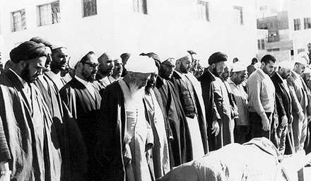 آیت‌الله‌العظمی اراکی در حال اقامه نماز در عرفات