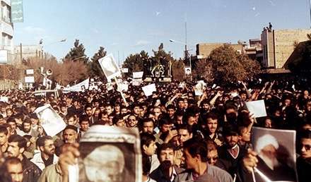 آیت‌الله‌العظمی اراکی در حال اقامه نماز در عرفات