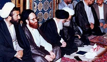 آیت‌الله‌العظمی اراکی در حال اقامه نماز در عرفات