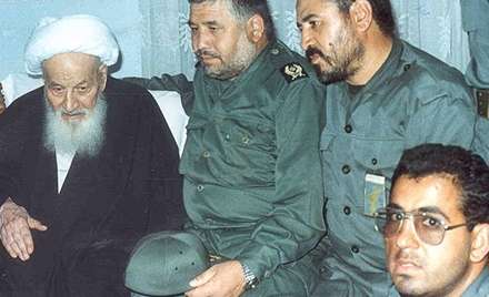 آیت‌الله‌العظمی اراکی در حال اقامه نماز در عرفات