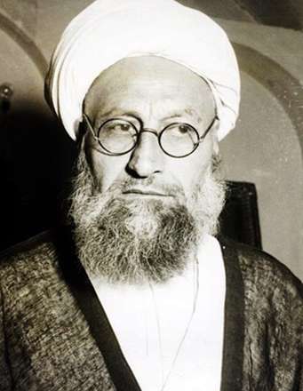 آیت‌الله‌العظمی اراکی در حال اقامه نماز در عرفات