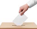 انداختن رای درون صندوق انتخابات