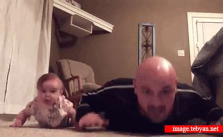 تصویر متحرک شنا زدن بامزه یک دختر کوچولو همراه پدرش