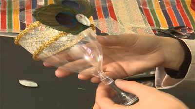 تزیین جام با پر طاووس