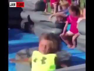 لحظات دیدنی و خنده دار با کودک تلاشگر در مسابقه