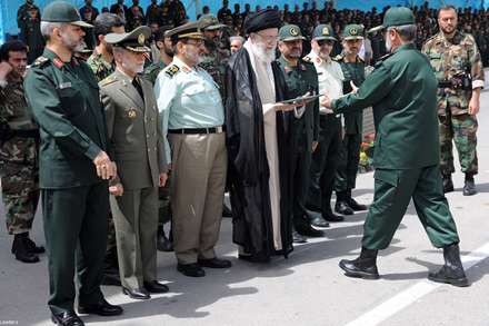 بازدید مقام معظم رهبری از روز ارتش