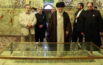 برای حکیمی که مزارش، همسایه بهشت است