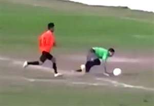 اوج همکاری دروازه‌بان و مهاجم حریف!