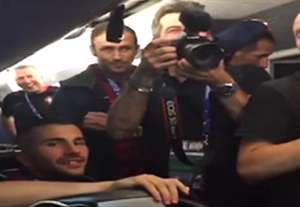 جشن و پایکوبی بازیکنان پرتغال در اتوبوس