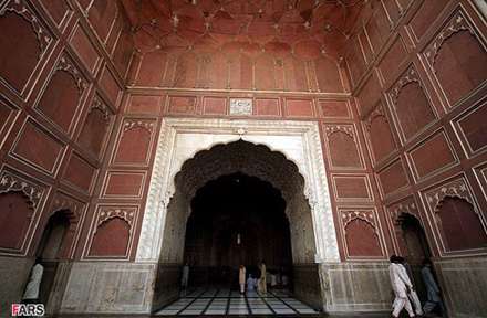 مسجد پادشاهی لاهور، مسجدی به رنگ آجری و قدمت مغولی