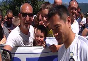 سلفی و امضا گرفتن هواداران از بازیکنان اینترمیلان