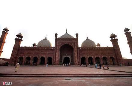 مسجد پادشاهی لاهور، مسجدی به رنگ آجری و قدمت مغولی