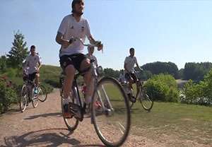 دوچرخه سواری بازیکنان والنسیا در اردوی تابستانه