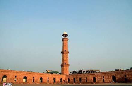 مسجد پادشاهی لاهور، مسجدی به رنگ آجری و قدمت مغولی