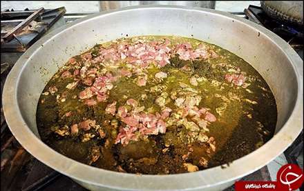 آماده سازی افطار در آشپزخانه حرم امام رضا(ع)