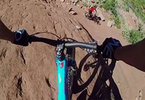 بالاتر از خطر همراه با دوچرخه سواران کوهستان