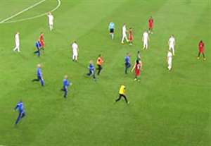 ورود جیمی جامپ به زمین بازی لهستان - پرتغال