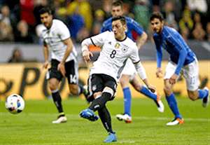 عملکرد مسعود اوزیل در یورو 2016