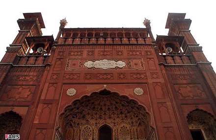 مسجد پادشاهی لاهور، مسجدی به رنگ آجری و قدمت مغولی