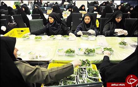 آماده سازی افطار در آشپزخانه حرم امام رضا(ع)