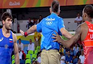 درگیری عجیب جردن باروس با حریف روسی در جریان بازی