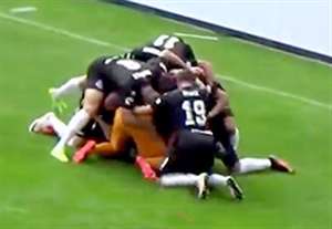 گلزنی دروازه بان با پشت پا و نجات تیم از شکست