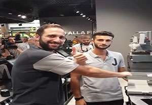 چاپ شماره ی پیراهن ایگواین توسط خودش