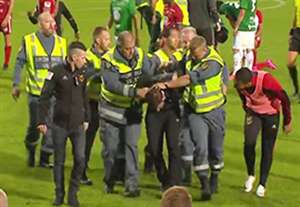 حمله جیمی جامپ جنگجو به دروازه‌بان!