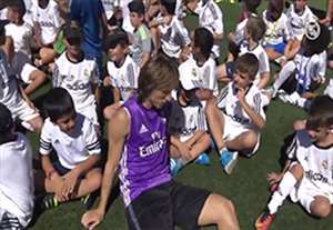 بازدید بازیکنان رئال مادرید از تمرینات آکادمی