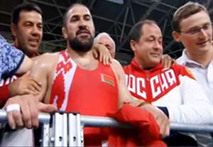 عکس یادگاری جالب کشتی‌گیر بلاروسی بعد از کسب مقام سوم