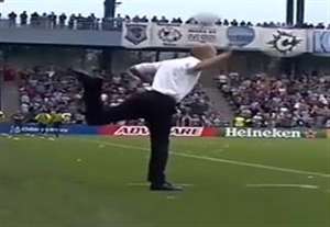 حرکت تکنیکی برهالتر سرمربی کلمبوس در حین بازی