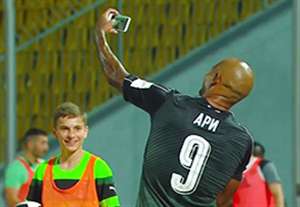 خوشحالی بعد از گل به سبک گرفتن عکس سلفی