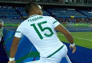 درگیری بازیکن الجزایر با تابلوهای تبلیغات