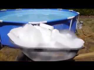 نتیجۀ عجیب افزودن یخ خشک به آب استخر