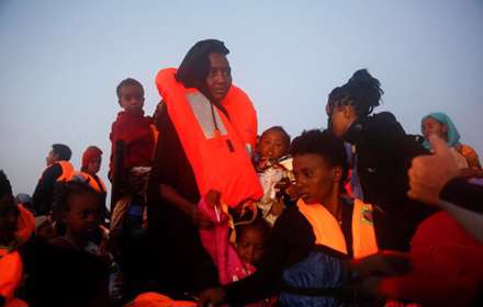 لحظه نجات مهاجران از آب‌های مدیترانه