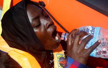 لحظه نجات مهاجران از آب‌های مدیترانه