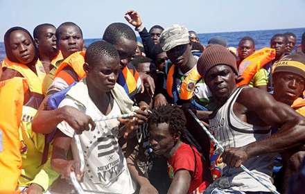 لحظه نجات مهاجران از آب‌های مدیترانه