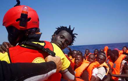 لحظه نجات مهاجران از آب‌های مدیترانه