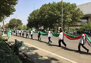 حمل بزرگترین پرچم ایران تا استادیوم آزادی