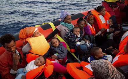 لحظه نجات مهاجران از آب‌های مدیترانه