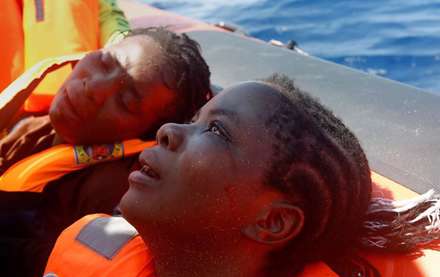 لحظه نجات مهاجران از آب‌های مدیترانه