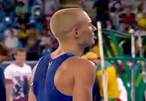 احترام جالب ورزشکار المپیکی به سرود کشورش