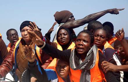 لحظه نجات مهاجران از آب‌های مدیترانه