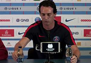 کنفرانس خبری جالب امری با کمک بطری‌های آب!