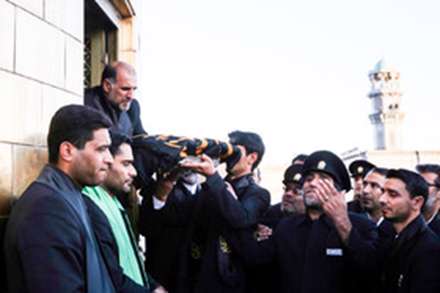 تعویض پرچم گنبد حرم مطهر امام رضا (ع)